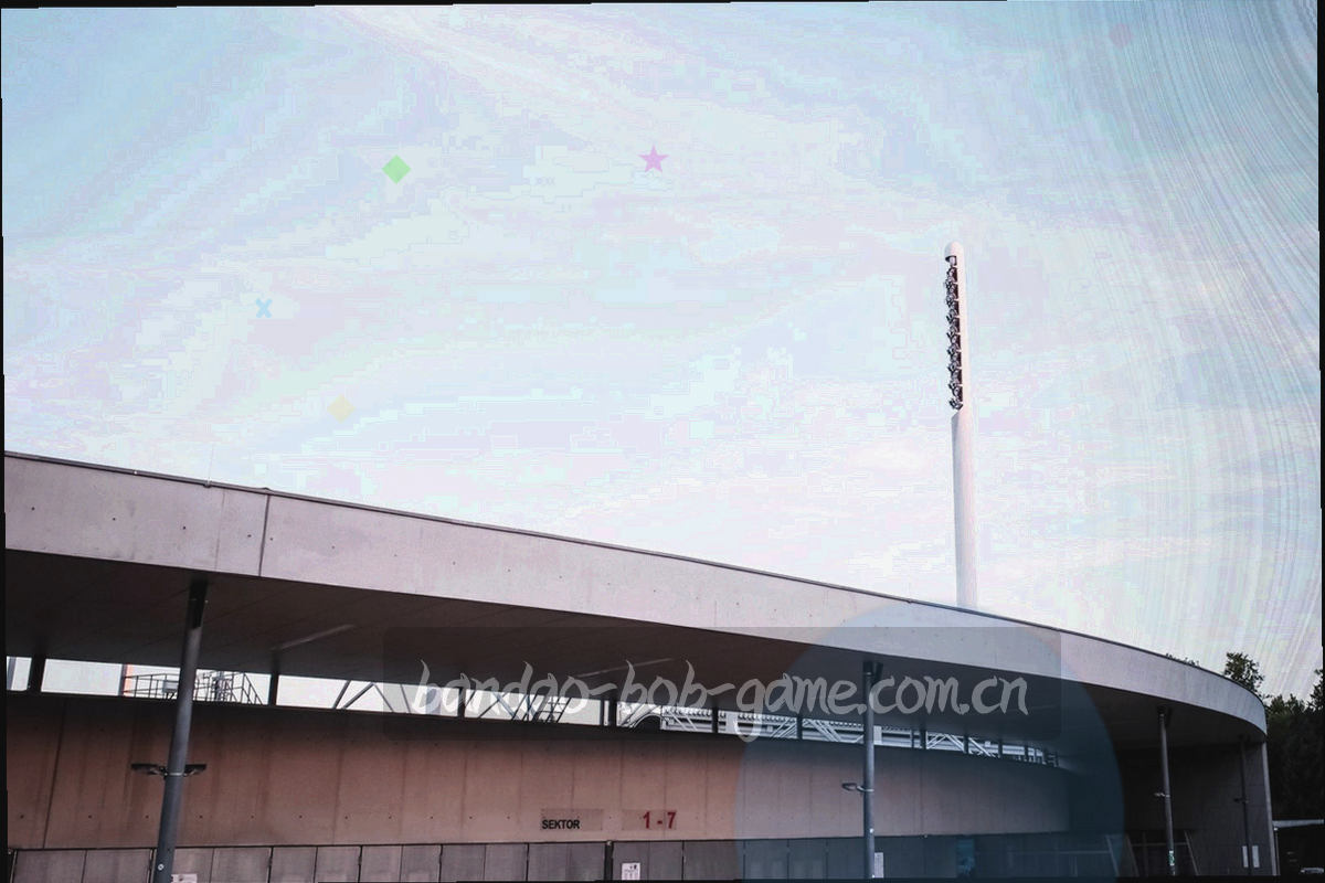 深夜办公区的桌面一角，显示器亮着赛事数据面板，窗外是城市夜间灯光